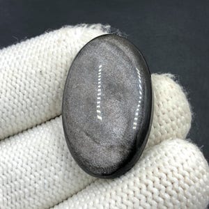 Obsidiaan cabochon zilverglans... Ovale cabochon... 32 x 20 x 6 mm... 28 kts... A#N5649