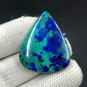 Cabochon azurite oiseau bleu... Cabochon poire... 38 x 31 x 5 mm... 45 carats... A#N6824