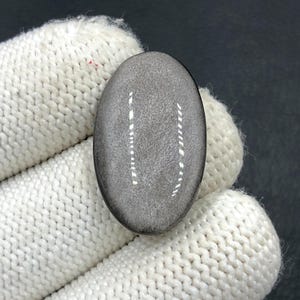 Obsidiaan cabochon zilverglans... Ovale cabochon... 19 x 17 x 5 mm... 18 kt... A#N5657
