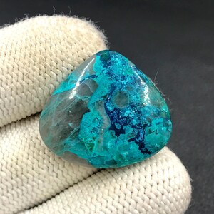 Cabochon di azzurrite ghiacciata... Cabochon a pera... 25x28x5 mm... 28 ct... A#N7652