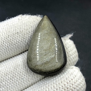 Cabochon met goudglanzende obsidiaan... Cabochon peer... 32 x 20 x 7 mm... 29 kts... A#N5453