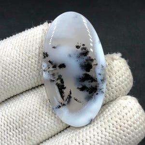 Cabujón de ópalo dendrítico... Cabujón ovalado... 40x22x5 mm... 33 Cts... A#N6794