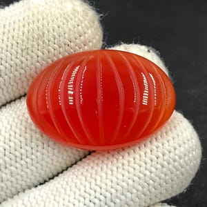 Cabochon en cornaline sculptée... Cabochon ovale... 32x21x7 mm...36 Cts...A#N8237