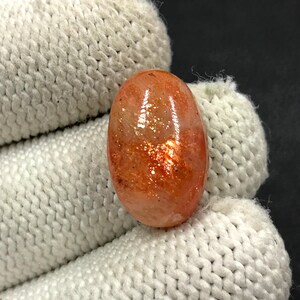 Cabochon confettis pierre de soleil... Cabochon ovale... 19 x 12 x 7 mm... 14 carats... A#N9273