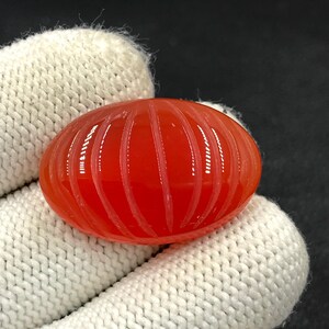 Cabochon en cornaline sculptée... Cabochon ovale...31x21x8 mm...38 Cts...A#N8234