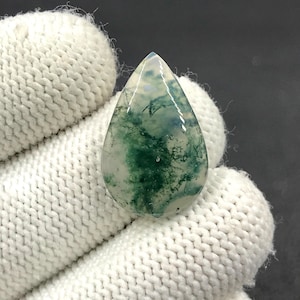 Cabochon van mosagaat... Cabochon peer...24 x 15 x 4 mm... 11 kt... A#N9061