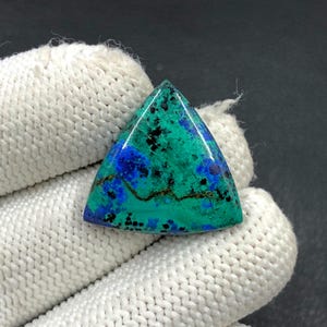 Cabochon azurite oiseau bleu... billions de cabochons... 24 x 23 x 23 x 5 mm... 21 carats... A#N6833