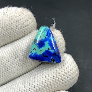 Cabochon azurite Blue Bird... Cabochon forme libre... 21 x 16 x 7 mm... 17 carats... A#N6847