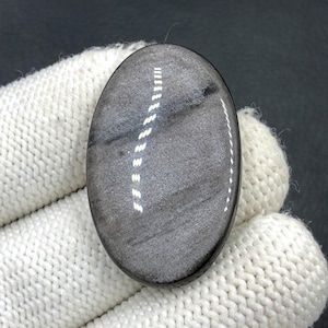 Obsidiaan cabochon zilverglans... Ovale cabochon... 36 x 23 x 5 mm... 33 kts... A#N5647