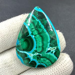 Cabochon di crisocolla di malachite...Cabochon di pera...43x31x7 mm...101 ct...A#N7193
