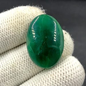 Cabochon calcédoine verte... Cabochon ovale...27x19x6 mm...25 carats...A#N8537