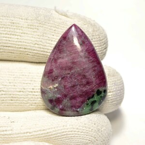 Rubis Zoïsite Cabochon... Cabochon de poire... 29x21x5mm... 34Cts.. #i1268