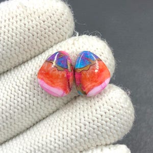Paire de cabochons turquoise mohave rose Arizona... Cabochon forme libre... 13 x 10 x 4 mm... 8 carats... A#N4496