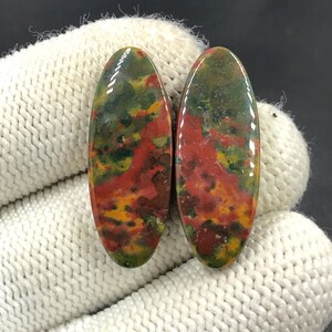 Paire de cabochons de pierres de sang... Cabochons ovales... 30 x 12 x 4 mm... 26 carats... A#N8176