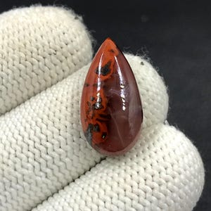 Cabochon met naad agaat... Cabochon peer... 22 x 11 x 6 mm... 12 kt... A#N9159
