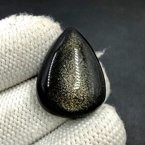 Cabochon met goudglanzende obsidiaan... Cabochon peer... 27 x 21 x 7 mm... 27 kts... A#N5455