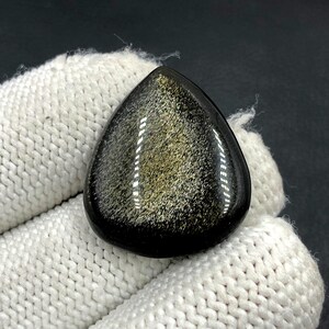 Cabochon met goudglanzende obsidiaan... Cabochon peer... 27 x 23 x 6 mm... 24 kt... A#N5457