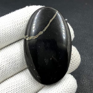 Shungite cabochon... Ovale cabochon... 52 x 32 x 7 mm... 90 kts... A#N6523