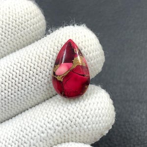 Cabochon di dalia rosa rossa...Cabochon di pera...19x12x4 mm...8 ct...A#O1304