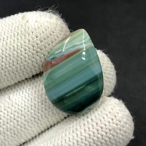 Cabochon Saturne calcédoine... Cabochon forme libre... 25 x 18 x 6 mm... 19 carats... A#N8799