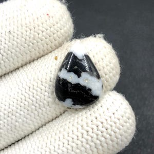 Cabochon en jaspe zébré... Cabochon en poire... 18 x 13 x 4 mm... 9 carats. A#N6268