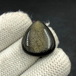 Cabochon met goudglanzende obsidiaan... Cabochon peer... 22 x 20 x 5 mm... 15 kts... A#N5459