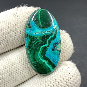 Cabochon chrysocolle malachite... Cabochon ovale... 33 x 18 x 4 mm... 26 carats... A#N7183