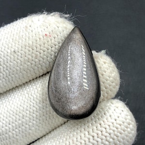 Cabochon en obsidienne argentée... Cabochon en poire... 29 x 17 x 7 mm... 20 Cts... A#N5666
