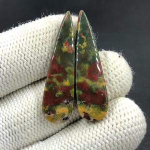 Par de Cabochões com Pedras de Sangue... Cabochão de Pêra...37x10x4 mm...26 Cts...A#N8178