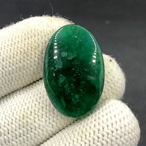 Cabochon calcédoine verte... Cabochon ovale...28x19x5 mm...23 carats...A#N8533