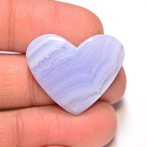 Cabochon van blauwe kanten agaat... Cabochon met hart... 22 x 27 x 5 mm... 23 kts... A#N5060
