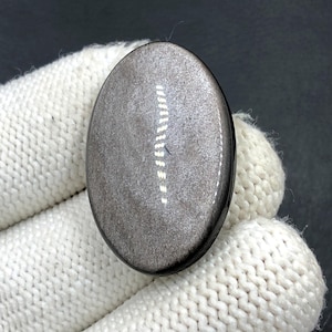 Zilverglanzende obsidiaan cabochon... Ovale cabochon... 33 x 21 x 6 mm... 30 kts... A#N5648