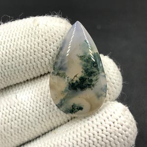 Cabochon van mosagaat... Cabochon peer...29 x 18 x 5 mm... 17 kt...A#N9059