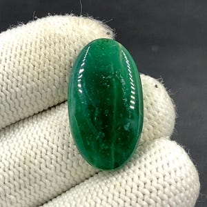 Cabochon calcédoine verte... Cabochon ovale...28x16x5 mm...21 carats...A#N8534