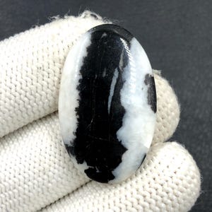 Cabochon en jaspe zébré... Cabochon ovale... 35 x 22 x 5 mm... 36 carats... A#N6253