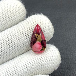 Cabochon di dalia rosa rossa...Cabochon di pera...18x10x4 mm...5 ct...A#O1307