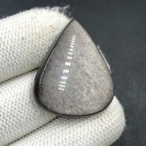 Zilverglanzende obsidiaan cabochon... Peer cabochon... 34 x 29 x 7 mm... 43 kts... A#N5662
