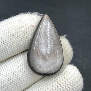 Obsidiaan cabochon met zilverglans... Cabochon peer... 33 x 19 x 6 mm... 25 kts... A#N5665