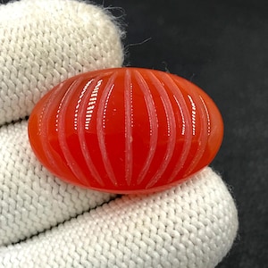 Cabochon en cornaline sculptée... Cabochon ovale... 32x21x6 mm...32 Cts...A#N8238