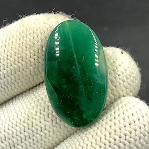 Cabochon calcédoine verte... Cabochon ovale... 30 x 18 x 5 mm... 24 carats... A#N8518