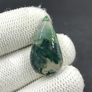 Cabochon van mosagaat... Cabochon peer...29 x 16 x 6 mm... 19 kt...A#N9056