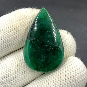 Cabochon calcédoine verte... Cabochon poire...33x21x6 mm...29 carats...A#N8544