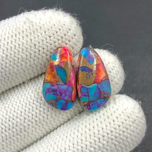 Paire de cabochons turquoise mohave rose Arizona... Cabochon forme libre... 18 x 10 x 4 mm... 11 carats... A#N4493