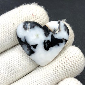 Cabochon en jaspe zèbre... Cabochon coeur... 26 x 31 x 6 mm... 40 Cts... A#N6271