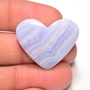 Cabochon van blauwe kanten agaat... Cabochon met hart... 24 x 30 x 6 mm... 31 kt... A#N5050
