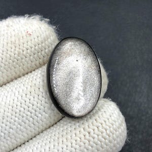 Obsidiaan cabochon zilverglans... Ovale cabochon... 25 x 16 x 5 mm... 16 kts... A#N5660