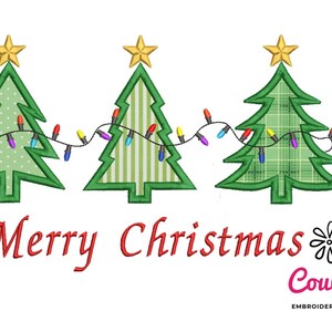 Pode incluir: Três árvores de Natal verdes com estrelas amarelas no topo, decoradas com luzes coloridas e o texto "Feliz Natal" abaixo. O texto "CouCou Designs de Bordado" está na parte inferior da imagem.