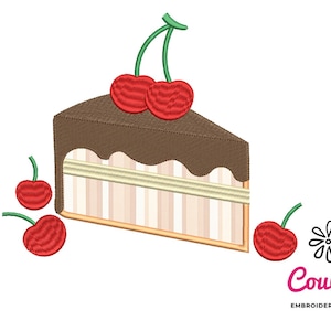 Pode incluir: Uma fatia de bolo de chocolate com cobertura branca e recheio listrado, coberta com duas cerejas vermelhas. Há três cerejas vermelhas adicionais espalhadas ao redor da fatia de bolo.