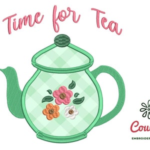Pode incluir: Bule de chá verde com padrão xadrez e detalhes florais. O texto "Time for Tea" está escrito acima da chaleira.