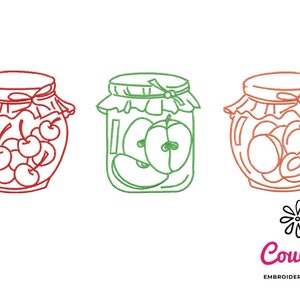 Puede incluir: Tres frascos de fruta en conserva, cada uno con una fruta diferente. El primer frasco es rojo y contiene cerezas. El segundo frasco es verde y contiene rodajas de manzana. El tercer frasco es naranja y contiene ciruelas.